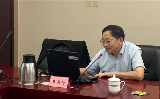 穿黑色衣服的男人在桌子前
中度可信度描述已自动生成