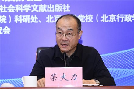 桌子上有男人的照片上写着字
描述已自动生成
