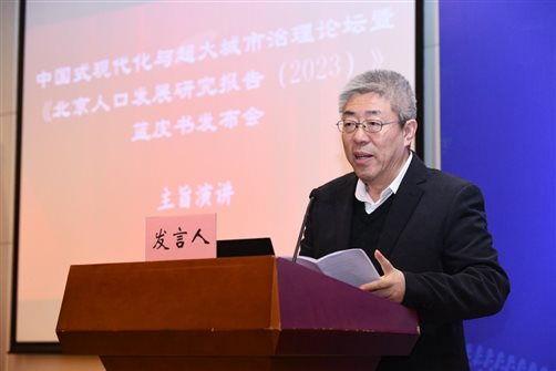 电脑前坐着穿西装的男人
中度可信度描述已自动生成